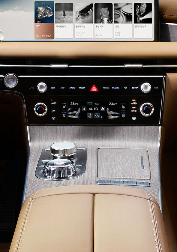 The 27-inch OLED integrated display seen inside G80.